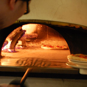 ナポリからやってきた薪窯でピッツァはもちろん、旬のお野菜、魚介、お肉を調理いたします